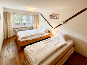 Postel nebo postele na pokoji v ubytování Beautiful apartment in Zermatt with a breathtaking view of the Matterhorn