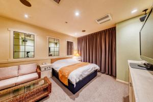 Кровать или кровати в номере HOTEL LITZ HIROSHIMA -Adult Only