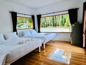 Postel nebo postele na pokoji v ubytování Suanvadee Resort สวนวดี รีสอร์ท