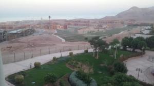 Fotografia z galérie ubytovania Chalet Porto El Sokhna Panorama area -2 bedroom- excellent view شاليه ببورتو السخنة - منطقة البانوراما - غرفتين وريسبشن فيو البسين والجولف والجبال والبحر- Family & young people over 30 years only v destinácii Ain Sokhna