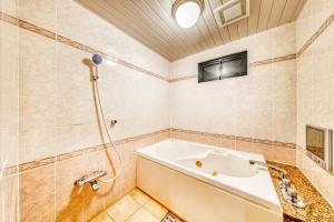 e bagno con vasca e doccia. di HOTEL LITZ HIROSHIMA -Adult Only a Hiroshima