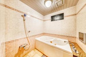 広島市にあるHOTEL LITZ HIROSHIMA -Adult Onlyのバスルーム(バスタブ、シャワー付)