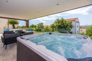 茨里克韦尼察Relax Derossi的房屋庭院的热水浴池