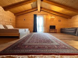 聖塞韋里諾馬爾凱的住宿－Agriturismo Collamato，一间客厅,地板上铺有地毯