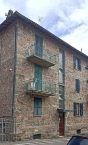 アッバディーア・サン・サルヴァトーレにあるLa casa di Aliのバルコニー2つが付いた建物