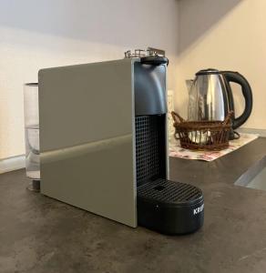 un forno a microonde seduto su un bancone con bollitore per il tè di La casa di Alice a Parma