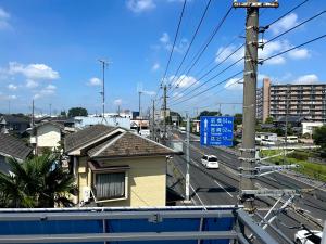 Vistas a una ciudad con un edificio y una calle en コウノトリの里の宿 en Fukiage