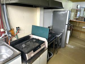 Kitchen o kitchenette sa コウノトリの里の宿
