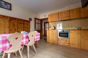 a kitchen with a table and chairs in a room at Appartamento Scialket in Livigno