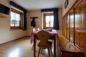 a dining room with a table and a chair at Appartamento Scialket in Livigno