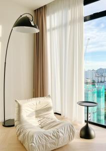 um quarto com uma cama, um candeeiro e uma janela em Beacon Executive@Penang Georgetown em George Town