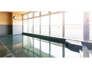 大阪市にあるHotel Shin-Imamiya - Vacation STAY 36315vの窓付きの客室内の水のスイミングプールを利用できます。
