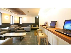 大阪市にあるHotel Shin-Imamiya - Vacation STAY 36315vのリビングルーム(ノートパソコン付きカウンター付)