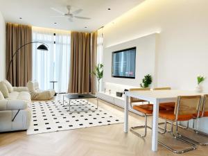 uma sala de estar com uma mesa branca e um sofá em Beacon Executive@Penang Georgetown em George Town
