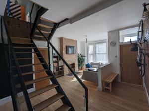 - un escalier en colimaçon dans le salon doté d'un canapé dans l'établissement Urban Zen Den, à Town Moor