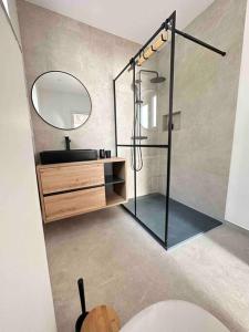 La salle de bains est pourvue d'un lavabo et d'une douche avec un miroir. dans l'établissement U-sleep : appartement 2 chambres, à Liège