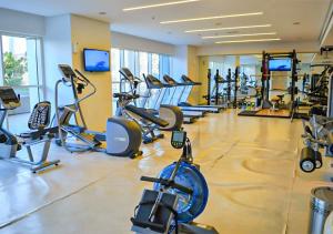 Fitness centrum a/nebo fitness zařízení v ubytování AST - Modern studio in Dubai Marina