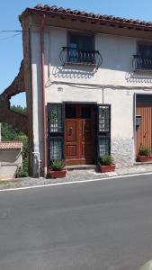 a building with a wooden door on a street at Alloggio Turistico di Patrizia in Bagnoregio