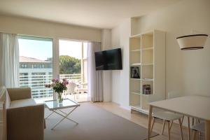 TV a/nebo společenská místnost v ubytování Versilia Lido | UNA Esperienze