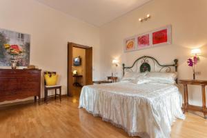ローマにあるPrati Vatican Apartmentのベッドルーム1室(ベッド1台、ドレッサー付)