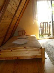 Tempat tidur dalam kamar di Dom nad Jeziorem Raduńskim w Chmielnie!