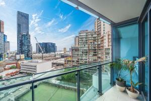 墨爾本的住宿－Southbank ONE - 2Br Apartment，市景公寓阳台