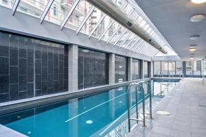 墨爾本的住宿－Southbank ONE - 2Br Apartment，一座带窗户的建筑中的游泳池