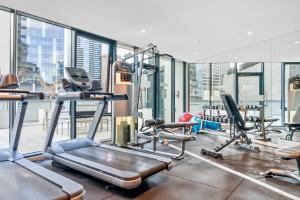Un gimnasio con equipos cardiovasculares en un edificio. en Southbank ONE - 2Br Apartment, en Melbourne