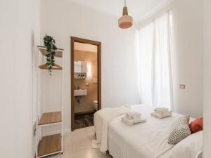 ein weißes Zimmer mit 2 Betten und einem Spiegel in der Unterkunft The Best Rent - Bright flat near San Pietro in Rom