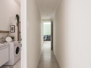 eine weiße Waschküche mit Waschmaschine und Trockner in der Unterkunft The Best Rent - Bright flat near San Pietro in Rom