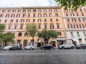 eine Gruppe von Autos, die vor einem Gebäude geparkt sind in der Unterkunft The Best Rent - Bright flat near San Pietro in Rom