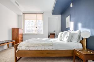ワシントンにあるFoggy Bottom 1BR w Gym Rooftop Doorman WDC-28の青い壁の大きなベッドのある寝室 +37枚の写真