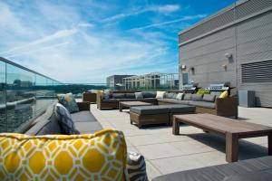 ワシントンにあるFoggy Bottom 1BR w Gym Rooftop Doorman WDC-28の建物内のパティオ(ソファ、テーブル付)