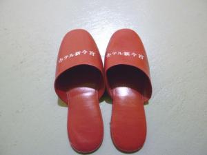 大阪市にあるHotel Shin-Imamiya - Vacation STAY 36286vの白刺繍の赤い靴