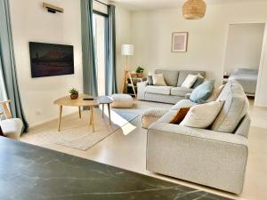 a living room with two couches and a table at Vue Ventourist - vakantieloft in Malaucène
