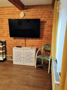 TV in/ali zabaviščno središče v nastanitvi Loft Szczytna