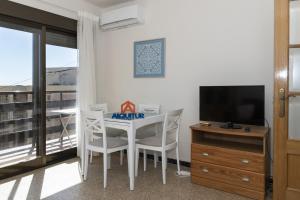 クリェラにあるLa Rapita, 5º-19のテーブルと椅子、テレビが備わる客室です。