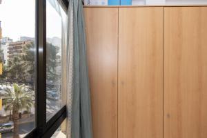 クリェラにあるEstirpe, 3º-6の窓付きの客室内の木製キャビネット