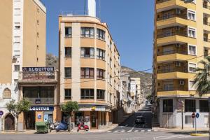 eine Straße mit hohen Gebäuden in einer Stadtstraße in der Unterkunft Estirpe, 3º-6 in Cullera