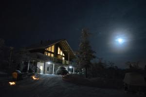 萨利色尔卡卡斯蒂略别墅的雪中与月亮的夜晚