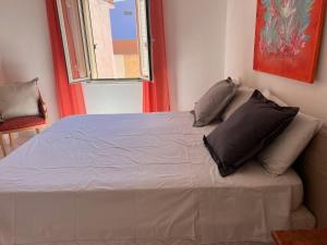 A bed or beds in a room at Casa Viola di Maria Gabriella, San Vito a 25 minuti da Costa Rey e Villasimius