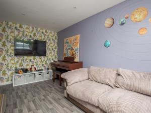 TV a/nebo společenská místnost v ubytování Pass the Keys Gorgeous Family Home Near River Thames-Old Windsor