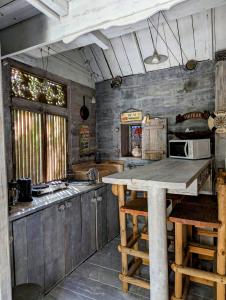 普納奧亞的住宿－Chalet De Tahiti，一间厨房,内设一张大木桌