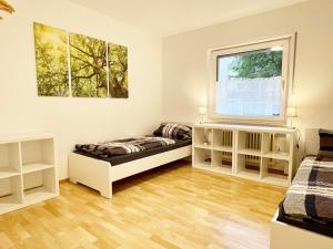 1 dormitorio con cama y ventana. en Gemütliche Wohnung in Siegen en Siegen