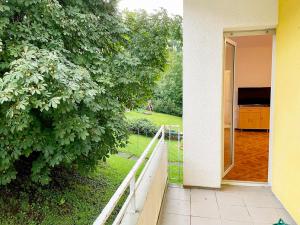 una puerta abierta de una casa con una valla en Gemütliche Wohnung in Siegen en Siegen