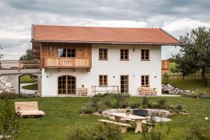 a white house with a picnic table in the yard at Heimelei in Ettendorf