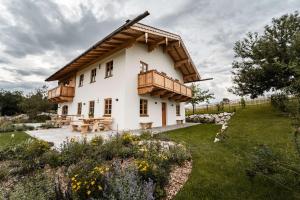 Casa blanca grande con techo de madera en Heimelei 