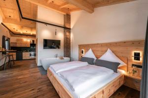 a bedroom with a large bed and a bath tub at Heimelei 