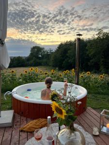 Ein Mann in einer Badewanne auf einem Sonnenblumenfeld. in der Unterkunft Sol-flora in Tjele