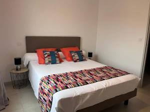 Postel nebo postele na pokoji v ubytování Val des Bruyères - gîte 15mn Pézenas avec terrasse et cour close - Parking privatif securisé - wifi FTTH gratuit